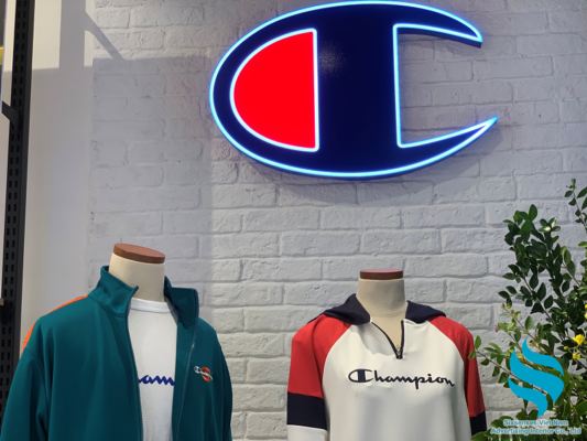 Chữ C nổi bật nhận diện thương hiệu Champion